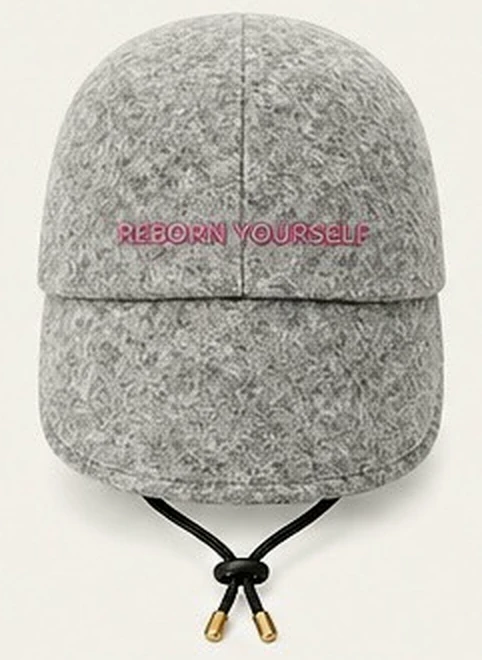 チャコールグレーの後頭部。REBORN YOURSELF の刺繍