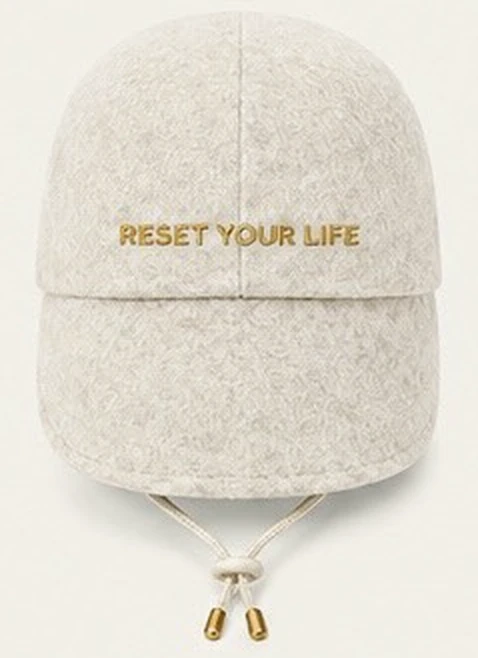 アイボリーの後頭部。RESET YOUR LIFE の刺繍